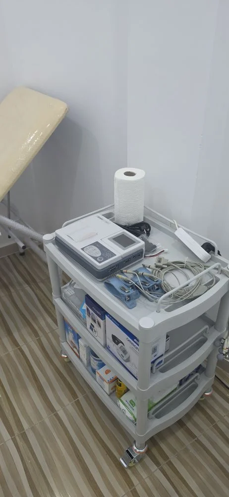 Chariot médical avec équipement de diagnostic